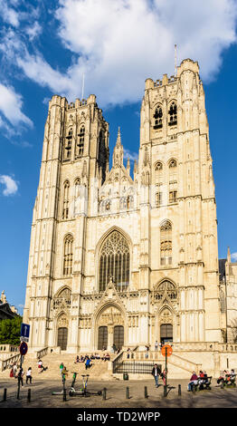 La facciata occidentale della Cattedrale di San Michele e Santa Gudula a Bruxelles, Belgio, con i suoi tre portali sormontati da timpani e due torri. Foto Stock