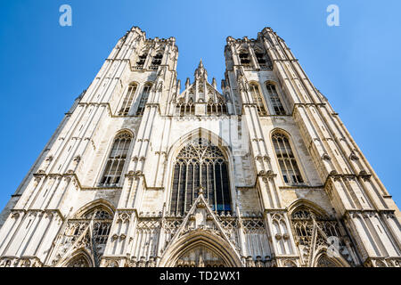 Basso angolo vista della facciata occidentale della Cattedrale di San Michele e Santa Gudula a Bruxelles, Belgio, con tre portali sormontata da due torri. Foto Stock