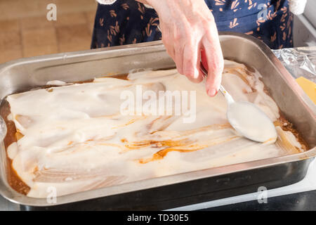 Nella preparazione è un vassoio in acciaio inox con gli ingredienti è un lasagne fatte in casa circa pronto per andare nel forno per la cottura. Foto Stock