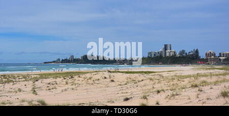 Vista di Coolangatta da Tugun Esplanade. Persone rilassarsi e prendere il sole su Kirra Beach. Foto Stock