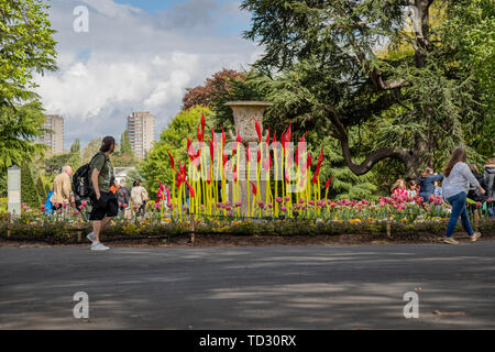 Pennelli di Dale Chihuly sono parte di una scultura in vetro presentano in Kew Gardens. Foto Stock