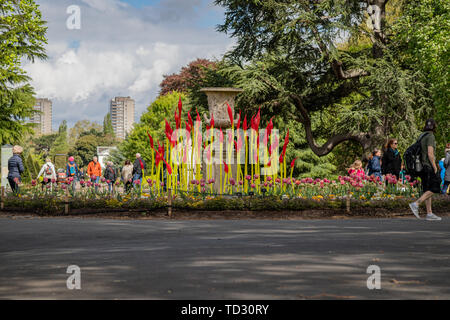 Pennelli di Dale Chihuly sono parte di una scultura in vetro presentano in Kew Gardens. Foto Stock