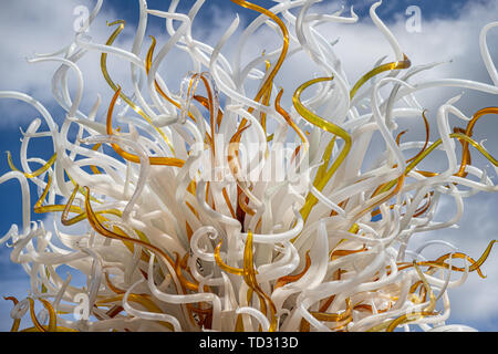 Opale e torri di ambra di Dale Chihuly, parte di una scultura in vetro presentano in Kew Gardens. Foto Stock