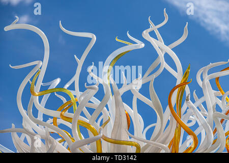 Opale e torri di ambra di Dale Chihuly, parte di una scultura in vetro presentano in Kew Gardens. Foto Stock