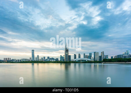 Architettura e la skyline nella Baia di Shenzhen Foto Stock