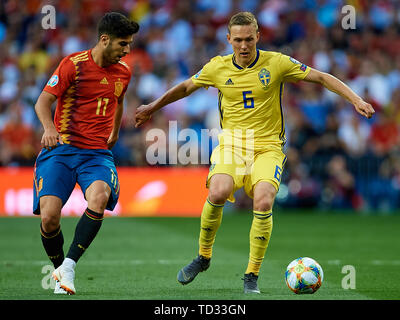 MADRID, Spagna - 10 giugno: Ludwig Augustinsson (R) della Svezia compete per la sfera con Marco Asensio di Spagna durante UEFA EURO 2020 qualifier match tra la Spagna e la Svezia a Santiago Bernabeu il 10 giugno 2019 a Madrid, Spagna. (Foto di David Aliaga/MB Media) Foto Stock