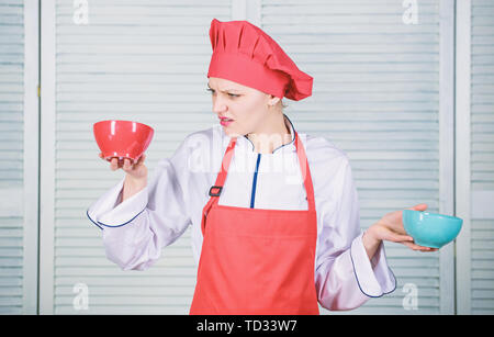 Calcolare la quantità di calorie si consumano. Calcolare la normale porzione di cibo. Calcola il tuo cibo porzioni dimensioni. La dieta e dieta concetto. Come molte porzioni desiderate mangiare. Donna cuocere tenere bocce. Foto Stock