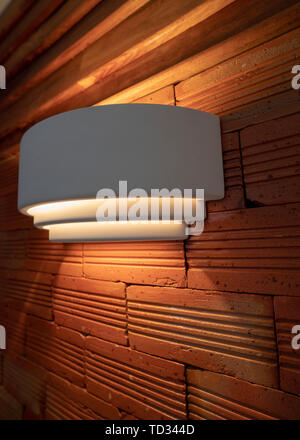 Semicircolari di lampada da parete a parete. Foto Stock