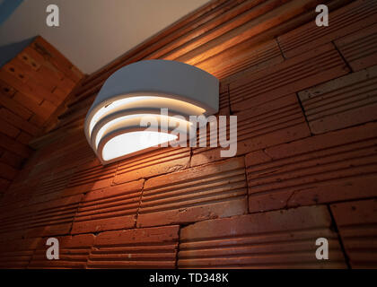 Semicircolari di lampada da parete a parete. Foto Stock
