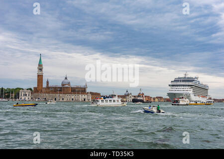 Venezia, Italia - 26 Maggio 2019: vista in MS Riviera nave da crociera a Venezia, Italia. Questo 15 ponti della nave è stato lanciato in 2011 ed hanno capacità di 1250 passe Foto Stock