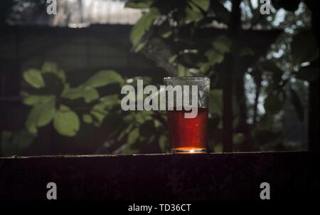 Quilon, Kerala, India - 31 Maggio 2019: Vetro tazza di tè nero Foto Stock