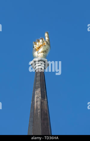 Port Gibson, Mississippi - una mano in cima al campanile della prima Chiesa Presbiteriana, con un dito verso l'alto. Foto Stock