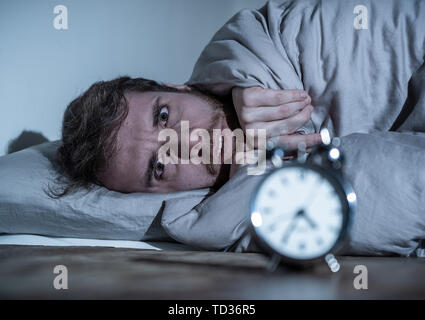 La salute mentale, insonnia e disturbi del sonno. Frustrato e disperato uomo insonni cercando in pericolo in sveglia sveglio di notte non è in grado di sl Foto Stock