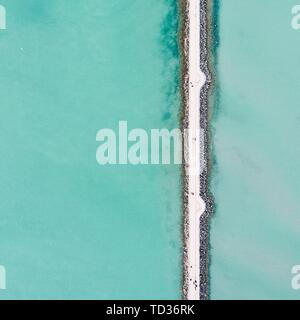 Immagine in alto di sottili e stretti percorsi vicino a un molo di spedizione Foto Stock