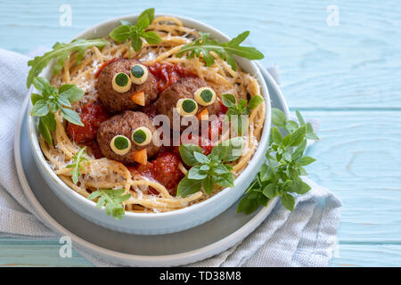 Pasta spaghetti con polpette divertente per i bambini. Uccelli in nidi Foto Stock