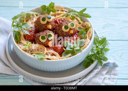 Pasta spaghetti con polpette divertente per i bambini. Uccelli in nidi Foto Stock
