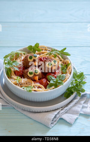 Pasta spaghetti con polpette divertente per i bambini. Uccelli in nidi Foto Stock