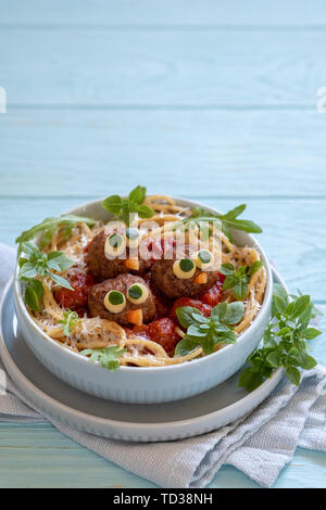 Pasta spaghetti con polpette divertente per i bambini. Uccelli in nidi Foto Stock
