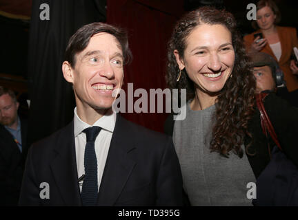 Rory Stewart e sua moglie Shoshana in occasione del lancio della sua campagna per diventare leader del conservatore e il Partito unionista e il Primo Ministro presso il underbelly Festival sulla riva sud del fiume Tamigi e il centro di Londra. Foto Stock