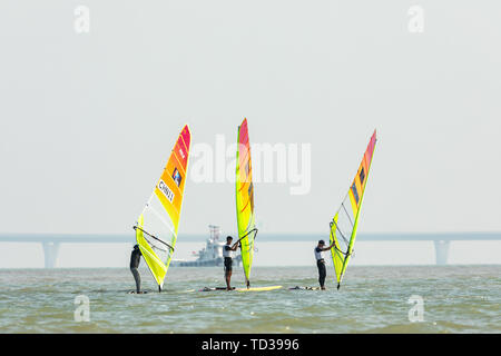 29 novembre 2018, Zhuhai, Guangdong. Il 2018 Asian Campionati di Vela & Asian aquilone bordo campionati è entrato nella sua quinta giornata. Nonostante le pessime condizioni atmosferiche, l'evento era ancora in pieno svolgimento, con atleti sfidando il freddo vento per la lotta contro il vento e le onde nelle acque dell'incenso della baia di stufa a Zhuhai per buoni risultati. Foto Stock