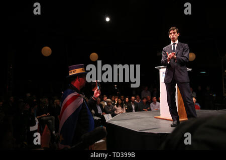 Brexit avversario Steve Bray riprese Rory Stewart in occasione del lancio della sua campagna per diventare leader del conservatore e il Partito unionista e il Primo Ministro presso il underbelly Festival sulla riva sud del fiume Tamigi e il centro di Londra. Foto Stock