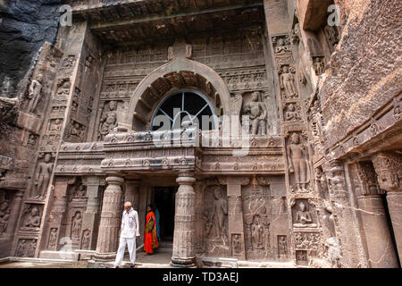 La facciata della Grotta 19 (V secolo CE), grotte di Ajanta, Aurangabad distretto, nello Stato del Maharashtra, India Foto Stock