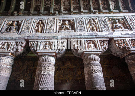 Pilastri con rilievi floreali e un albero scanalato e rabboccato con il Buddha nelle sue lettere maiuscole. Cave 19, grotte di Ajanta, Aurangabad District, Maharashtra , India Foto Stock