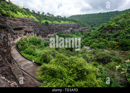 Vista panoramica delle grotte di Ajanta, Aurangabad distretto, nello Stato del Maharashtra, India Foto Stock