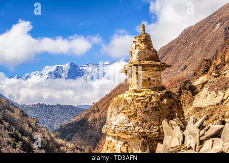 La vista sul paesaggio di montagna himalayana sul Campo Base Everest trek tra Pheriche e Namche Bazaar in Nepal. Foto Stock