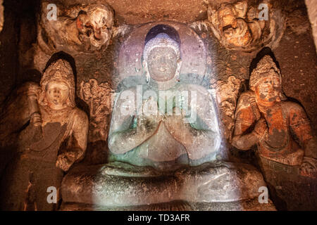 Sacrario principale con pilastri, cave 20. Grotte di Ajanta, Aurangabad distretto, nello Stato del Maharashtra, India Foto Stock