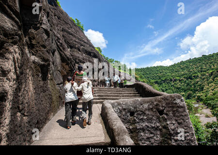 Vista panoramica delle grotte di Ajanta, Aurangabad distretto, nello Stato del Maharashtra, India Foto Stock