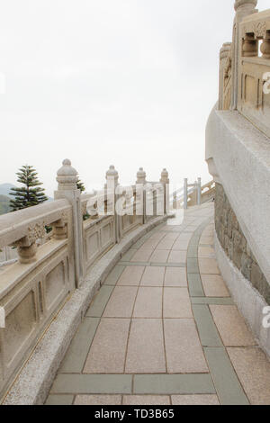 Passerella di pietra intorno a Big Buddha hong kong Foto Stock