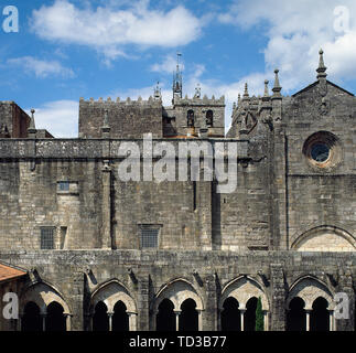 Spagna Galizia, nella provincia di Pontevedra, Tui. Cattedrale di Saint Mary. La sua costruzione iniziò nel XII secolo. Chiostro medievale, Cistercense di stile gotico del XIII secolo. Vista dalla Torre Soutomaior. Ristrutturato nel XV secolo. Foto Stock