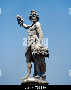 L'Italia, Toscana, Firenze. Quattro statue ornamentali delle stagioni. Essi sono stati aggiunti nel 1608 al Ponte Santa Trinita, in occasione delle nozze di Cosimo II de' Medici (r. 1609-1621) e di Maria Maddalena d'Austria. Statua di autunno dallo scultore Giovanni Battista Caccini (1556-1613). Foto Stock