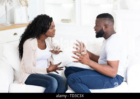 L uomo e la donna quarreling, gesticulating e gridava a ciascun altro Foto Stock