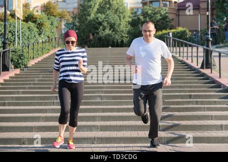 Attiva uno stile di vita sano di Coppia matura. L'età media di un uomo e di una donna in esecuzione al piano di sopra. Foto Stock