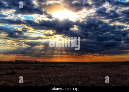 Un raro raggio di luce Dindal in cui il sole splende dalle fitte nuvole, come una luce divina. Foto Stock