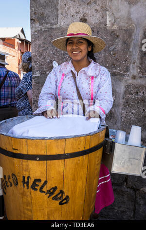 Ritratto di un gelato venditore sulla strada di Arequipa, Perù, Sud America Foto Stock