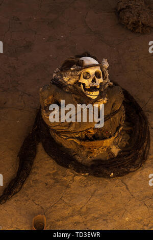 Mummificato rimane nel cimitero di Chauchilla, Ica Chincha luogo di sepoltura e tombe vicine a Nazca, Perù, Sud America Foto Stock