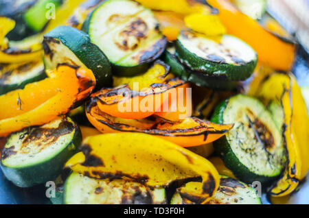 Verdure alla griglia su una piastra di close-up. Peperoni e zucchine Foto Stock