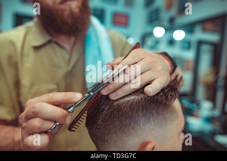 Il lavoro del parrucchiere. Il client riceve i servizi barbiere. Foto Stock