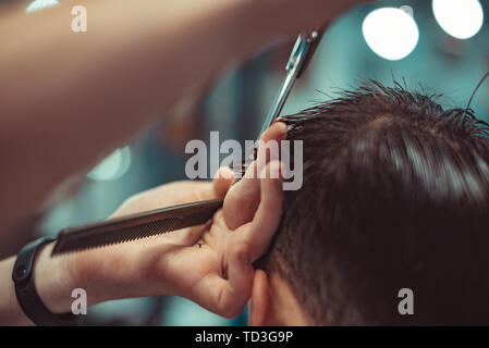 Il lavoro del parrucchiere. Il client riceve i servizi barbiere. Foto Stock