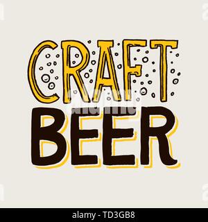 Etichettare la birra artigianale. Emblema del modello o del logo con la calligrafia iscrizione per cartello. Poster per il sito web o il libro. Incisione lato bozzetto su grigio Illustrazione Vettoriale