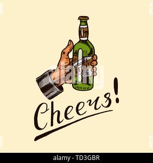 Bottiglia di birra in mano con la scritta Cheers toast. Emblema del modello o del logo con la calligrafia iscrizione per poster. Incisione bozzetto Illustrazione Vettoriale