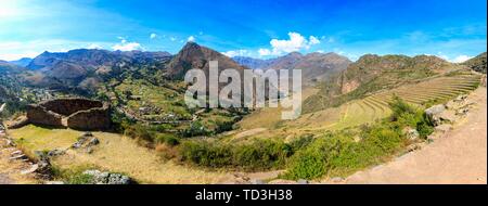 Panorama di Pisaq sito Inca nella Valle Sacra in Perù Foto Stock