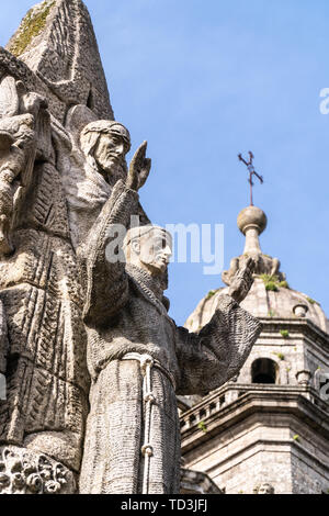 San Francisco de Asis monumento e la chiesa di san francisco a sfondo. Santiago de Compostela, Spagna Foto Stock