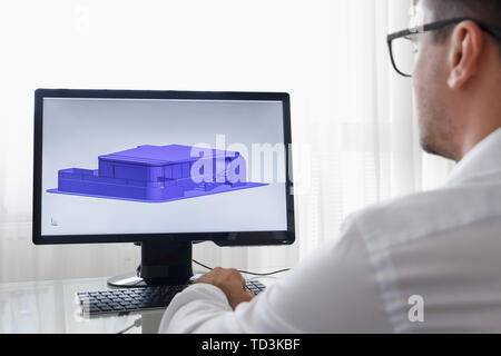 Ingegnere, Costruttore, designer e architetto in bicchieri lavorando su un Personal Computer. Egli la creazione di nuova progettazione della costruzione di Villa in programma CAD. Freelan Foto Stock