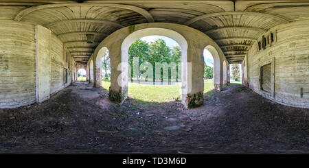 Visualizzazione panoramica a 360 gradi di Piena sferica perfetta hdri panorama a 360 gradi angolo di vista vicino abbandonati in legno rovinato farm barn edificio con colonne in projectio equirettangolare