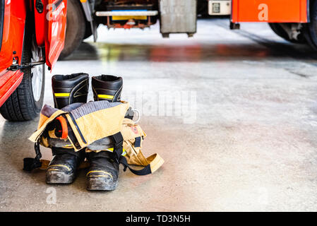 Ritardante di fiamma vigili del fuoco stivali pantaloni e pronto per essere usato in caso di emergenza. Foto Stock