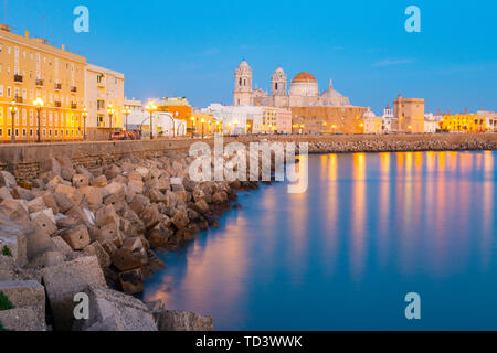 Santa Cruz Cattedrale e ocean vista dalla passeggiata lungo la banchina, Cadice, Andalusia, Spagna, Europa Foto Stock